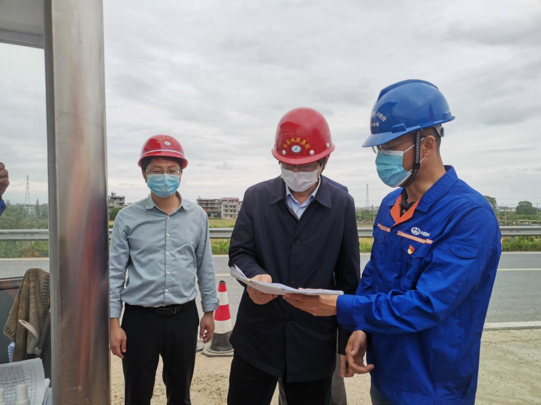 集團(tuán)黨委委員、紀(jì)委書記何志敏赴西二環(huán)高速項(xiàng)目檢查疫情防控工作